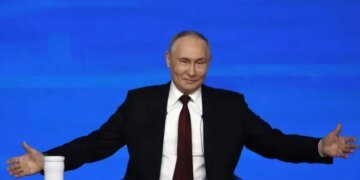 Карточный домик Путина: разведка сообщает, что Россия живет в долг