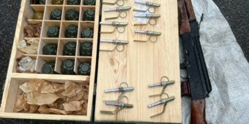 Сбежал из части и торговал оружием: на Харьковщине задержали военного