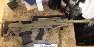 У Києві затримали чоловіка, який ходив із автоматом по житловому комплексу