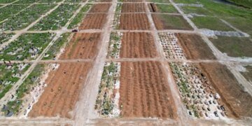 Стоянка на братской могиле: оккупанты ликвидировали в Мангуше  место массового погребения мариупольцев. ФОТО
