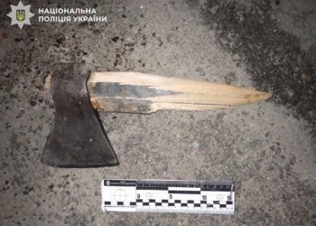 Киянин напідпитку захотів покататися на скутері підлітка і влаштував дебош із сокирою – поліція