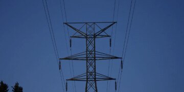 Частина семи областей залишилася без світла через атаки рф, поранено енергетика