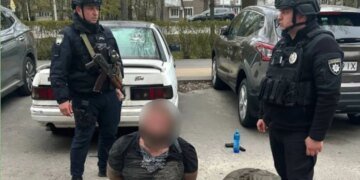 В Буче мужчина устроил стрельбу на улице