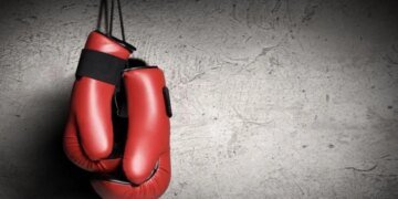 Летели стулья и кулаки: турецкие фанаты «отметили» боксера-россиянина. ВИДЕО