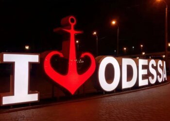 Масована атака на Одесу: ворог поцілив у житловий будинок та готель, є поранені