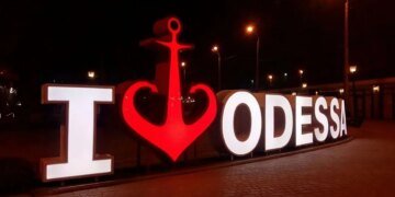 Масована атака на Одесу: ворог поцілив у житловий будинок та готель, є поранені