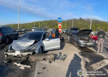 Tesla влетіла у дві автівки на мосту у Києві, є жертва