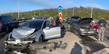 Tesla влетіла у дві автівки на мосту у Києві, є жертва
