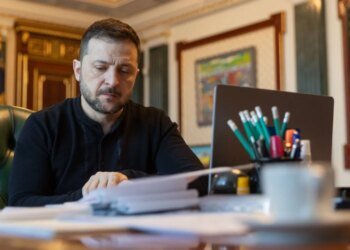 Военное положение и мобилизация продлены: Зеленский подписал законы