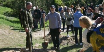 Гай пам’яті у Києві: матері загиблих воїнів висадили особливі дерева