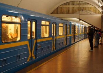 Небезпечні розваги у метро Києва: пасажири заради відео ламають обладнання