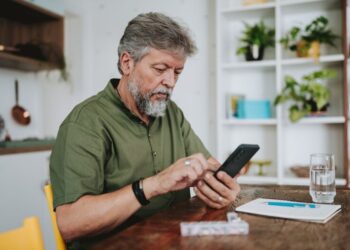Почему нынешним пенсионерам не нужно оцифровывать трудовую книжку