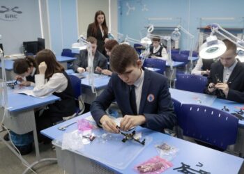 Миллион операторов дронов: Россия учит школьников атаковать FPV-дронами на соревнованиях