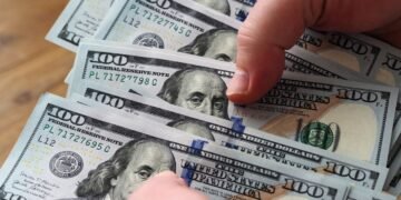 Двое работников СБУ требовали взятку у бизнесмена, их взяли на “горячем”