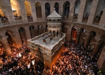 В Иерусалиме сошел Благодатный огонь