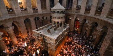 В Иерусалиме сошел Благодатный огонь