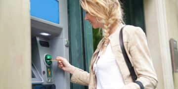 На украинском банковском рынке формируется новое M&A-соглашение: покупкой банка «Авангард» интересуются логистический оператор и онлайн-ритейлер.