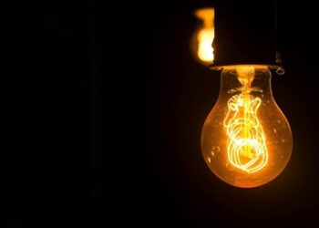 Потужна буря на Київщині: регіон масово знеструмлено