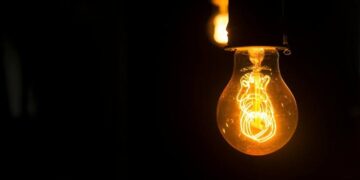 Потужна буря на Київщині: регіон масово знеструмлено