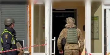 Сумка з «тротилом» в аптеці Києва: поліція екстрено евакуювала людей