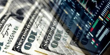 Евро отошел от рекорда, доллар растет: курс на 16 апреля и что делать с “сомнительными” купюрами