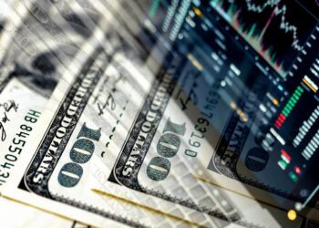 Евро резко падает, доллар стабилен: курс на 14 апреля и принимают ли банки “старые” доллары