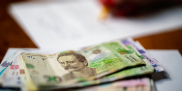 Трудоспособных получателей соцпомощи заставят искать работу: что грозит всей семье за отказ