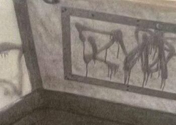 Скандал у трамваї: в Києві пасажир розмалював салон і втік