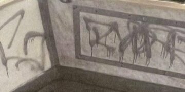 Скандал у трамваї: в Києві пасажир розмалював салон і втік