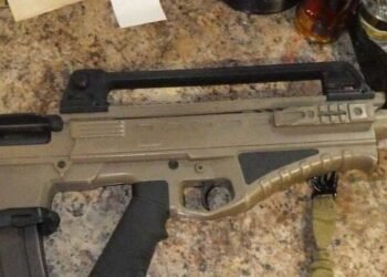 Нічний переполох у Києві: п’яний чоловік із карабіном ходив біля будинків