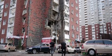 Владельцы разрушенного жилья не будут платить за коммуналку: Зеленский подписал закон