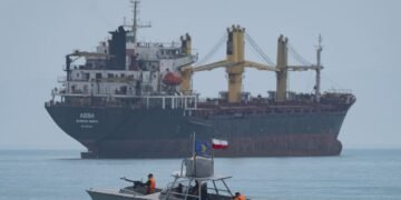 Иран начал обстреливать суда, которые пытались пройти через Ормузский пролив