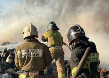 Россияне пожаловались на взрывы в Твери: СМИ пишут о попаданиях в районе нефтебазы