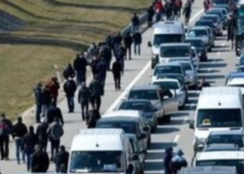 Хаос і кілометрові черги на кордоні України: що відбувається, – ВІДЕО