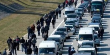 Хаос і кілометрові черги на кордоні України: що відбувається, – ВІДЕО