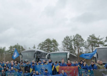 Сльози радості і обійми з рідними: на Київщину повернулися українці з полону, – ФОТО