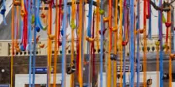 Великоднє диво на залізниці Києва: як виглядає найбільша декорація, – ВІДЕО