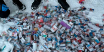 Розбите скло, мішки табаку й мільйон збитків: в Києві спіймали вуличних хуліганів, – ФОТО