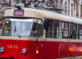 Зупинка трамвая заради допомоги: що сталось у Києві, – ВІДЕО