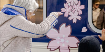 Квіткове диво на залізниці Києва: що побачили пасажири, – ФОТО