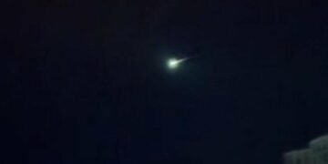 Небо над Києвом розірвало яскраве світіння: що пролетіло над містом