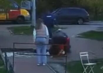 Небезпечна аварія у Києві: жінка зникла під землею на очах у перехожих