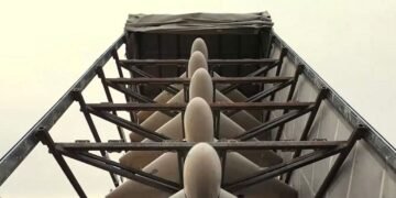 Пропаганда с неба: россияне с дронов разбрасывают листовки о “плохом” Трампе (фото)