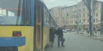 Кияни ризикують життям: асфальт для авто зруйнував комфорт пасажирів, – ВІДЕО