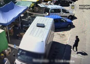 На ярмарку в Києві обікрали підприємця: телефон зник просто з авто