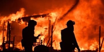 Полум’я знищувало цехи з усіх боків: під Києвом спалахнула велика промислова пожежа