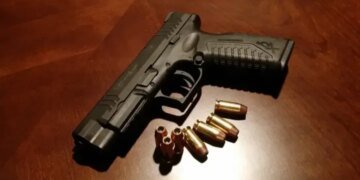 У Києві на патрулюванні поліції і ТЦК сталася сутичка з натовпом, поліцейські приводили зброю у готовність