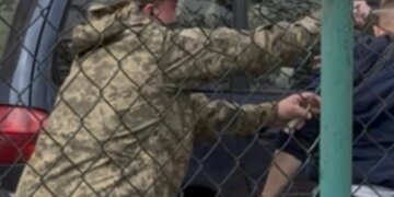 Мать обвиняет военных ТЦК в избиении несовершеннолетнего сына: в Ровенской области возбуждено уголовное дело