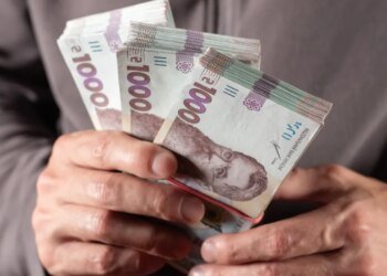 Часть украинцев не получит деньги: кому выплаты приостановят