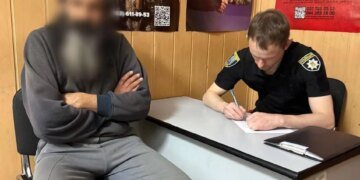 Голяка гуляв столичним Хрещатиком – поліція склала на чоловіка протокол за дрібне хуліганство